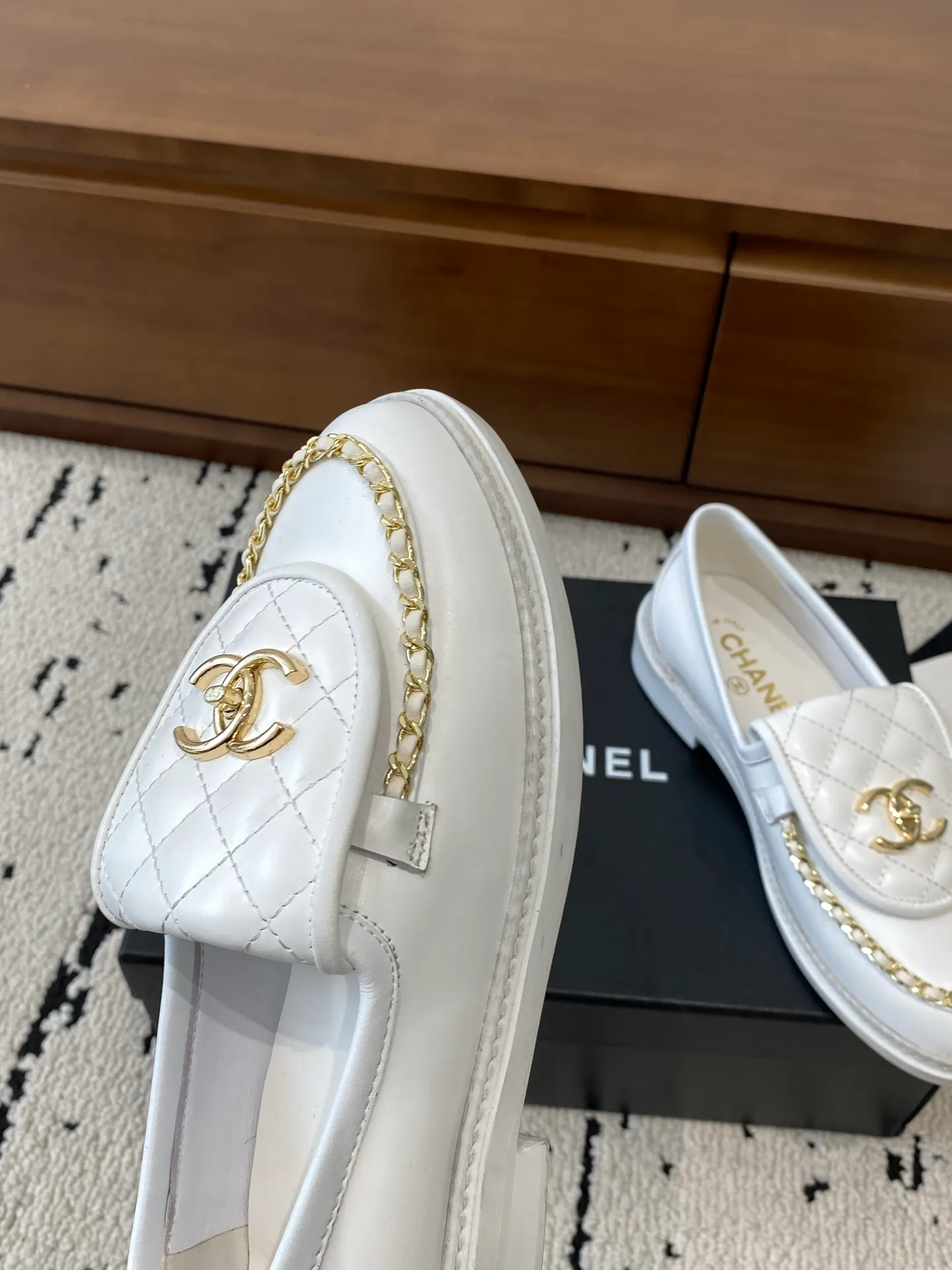 👟👟Ex-factory price 620👟👟 High version 🍀 The official website is updated simultaneously with the high version, CHANEL Chanel's new early spring top autumn shoes series____________ The must-have hot style for spring fragrances, the goddess series, with the elegant and ladylike temperament of fragrances, super attractive, irresistible, heart-beating... ▪️The upper is imported cowhide/butter/patent leather, high-end and texture ➕Original molded hardware buckle ➕Electric embroidery ▪️The lining is imported lambskin, soft and comfortable ▪️Original molded version, Italian genuine leather outsole🇮🇹 ▪️Number of codes: 34-42 (34 40 41 42 is custom-made, non-refundable and non-exchangeable) Multiple colors are available, you can also place an order with the picture BUY NOW 👉 BUY NOW 👉 BUY NOW 👉 BUY NOW 👉